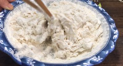 边加水边搅拌成絮状