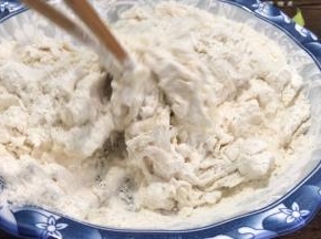 边加水边搅拌成絮状