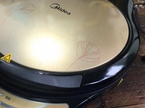 自动关机后，拔掉电源，焖1分钟左右