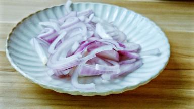 将洋葱剥去外皮，洗净的洋葱再切丝。