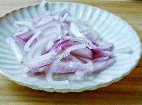 将洋葱剥去外皮，洗净的洋葱再切丝。