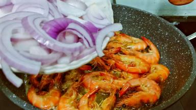 倒入洋葱一起翻炒。