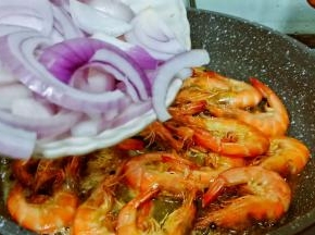 倒入洋葱一起翻炒。