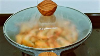 盖上盖子焖一分钟。