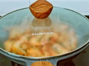 盖上盖子焖一分钟。