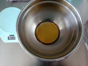 枧水和转化糖浆混合均匀后加入花生油混合均匀