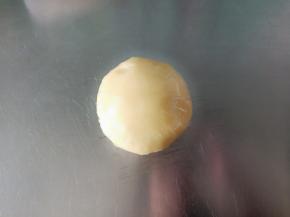 揉成团后包保鲜膜静置1小时左右