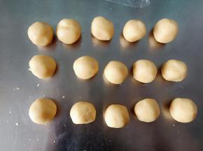 静置好的面团平均分成15份，每份大概20克左右