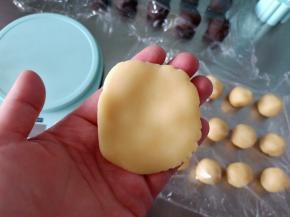 用两个手掌将面团压扁，压成圆形状