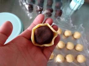 包入红豆沙，利用虎口慢慢向上推的方式收口