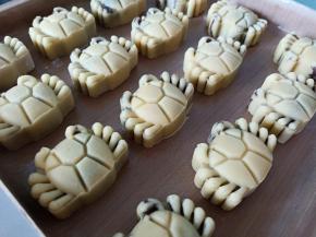 摆入烤盘，用喷壶喷一层薄薄的水，放入预热好的烤箱180度烤5分钟