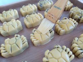 取出刷一层薄薄的蛋黄液