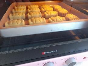 送入烤箱，180度烤20分钟左右，上色满意就可以出炉了