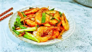 口感咸香又美味，喜欢吃虾的朋友可以试试。