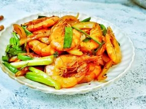 口感咸香又美味，喜欢吃虾的朋友可以试试。