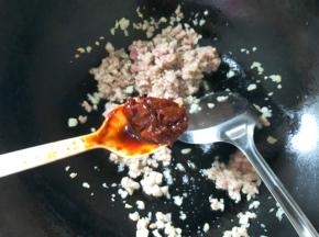 放入半勺豆瓣酱，炒均匀