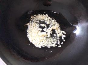 锅中倒入食用油，烧至6层熟，倒入蒜末炒香