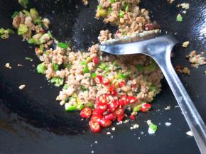 倒入小米辣翻炒均匀