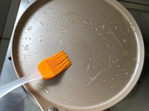 平底锅刷上少许食用油，小火煎