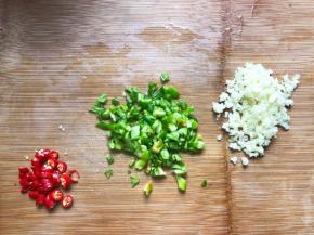 蒜剁碎，青椒，小米辣切成小粒，