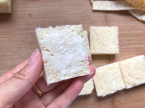 一片吐司抹上沙拉酱，或者酸奶