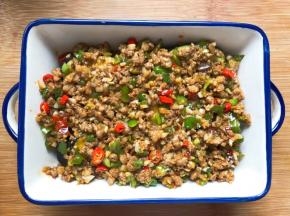 表面铺上炒熟的肉末