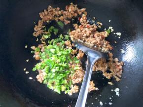 放入青椒翻炒均匀