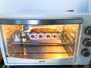 放入预热好的烤箱中层，180度，上下火25分钟