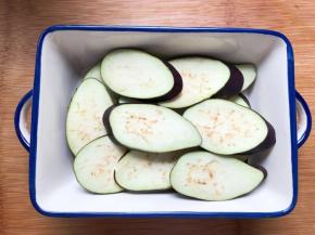 茄子洗干净切片，放入烤碗中