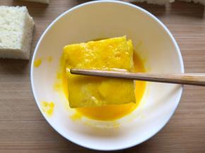 两片吐司夹一起，放入鸡蛋中裹一圈