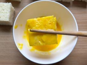 两片吐司夹一起，放入鸡蛋中裹一圈