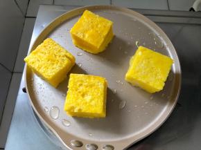 放上吐司小火煎