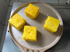 放上吐司小火煎