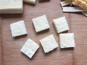 然后一片吐司切成4块正方形