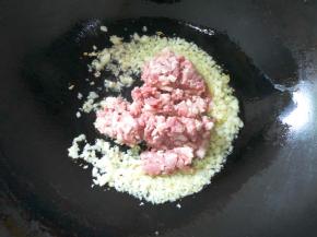 再倒入猪肉炒至变色