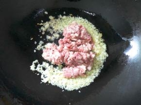 再倒入猪肉炒至变色