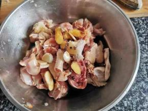 鸡先洗干净，分离开，再剁小块，加入生抽，生姜，蒜花椒粒腌制30分钟