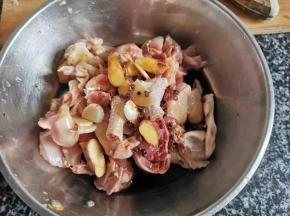 鸡先洗干净，分离开，再剁小块，加入生抽，生姜，蒜花椒粒腌制30分钟