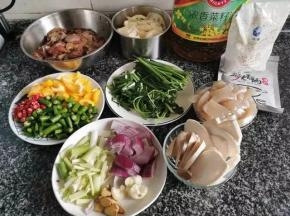 鸡肉腌制的时候准备配菜，配菜可根据自己喜好切大小