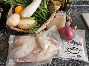 准备食材，除了鸡肉，其他配菜可根据自己喜好
