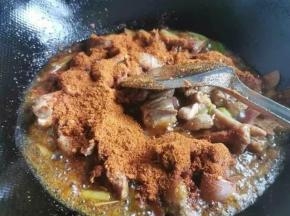 倒入油鸡



翻炒五分钟左右，油鸡上的鸡油一定要慢慢翻炒出油才好



再加入酷克壹佰麻辣香锅底料，翻炒大概十分钟
再加入适量的开水，煮沸，中小火慢炖一会