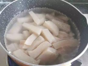 鸡肉炖的时候，小锅里烧开水烫一下魔芋和莲藕，然后控干水分备用