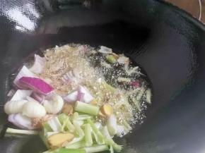 炒锅里倒入食用油，油量比平时炒菜多两倍



油烧热，放入洋葱，葱段，生姜，蒜和花椒，芹菜，中火慢慢炒香
