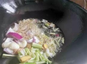 炒锅里倒入食用油，油量比平时炒菜多两倍



油烧热，放入洋葱，葱段，生姜，蒜和花椒，芹菜，中火慢慢炒香