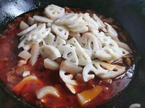 鸡肉大概炖四十分钟的时候尝一下如果是自己喜欢的口感即可加入鸡腿菇，莲藕，魔芋，翻炒均匀焖十分钟