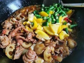 加入彩椒，青椒，小米椒翻炒两三分钟左右