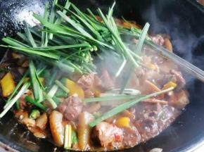 再加入韭菜，小葱，味精翻炒均匀