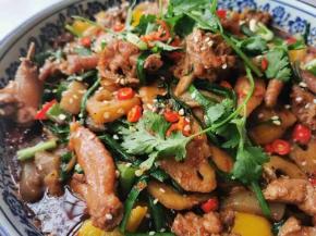 出锅撒芝麻，小葱，香菜即可食用。