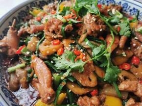 出锅撒芝麻，小葱，香菜即可食用。