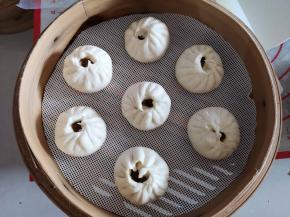 现在天气热，盖上盖子大概20分钟左右完成发酵